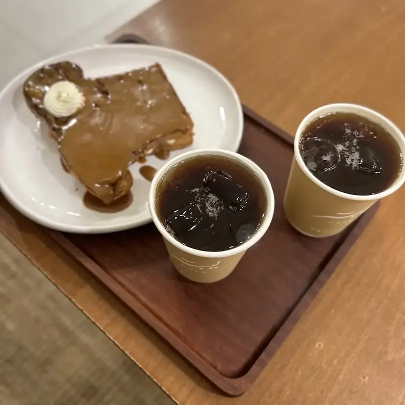 كوبان من قهوة ليبر مع قطعة حلا