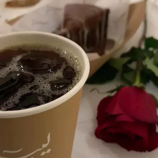 كوب اسبريسو من ليبر وبجانبه وردة